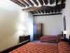 Camera da letto con travi in legno