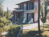 Giardino con piscina, sdraio e ombrelloni