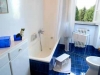 bagno spazioso con vasca