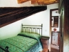 Camera da letto finemente arredata