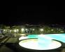 Piscina con sdraio per ospiti