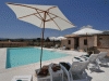 Piscina attrezzata con sdraio e ombrelloni