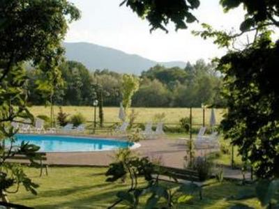 Parco dell'agriturismo con piscina 