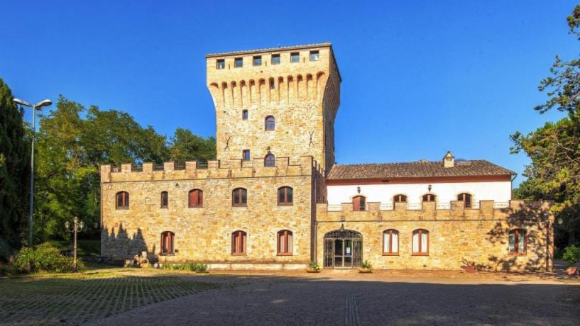 Facciata esterna della Torre medioevale ad Assisi 