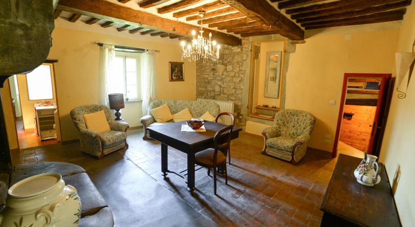 Ampio Salone in stile rustico
