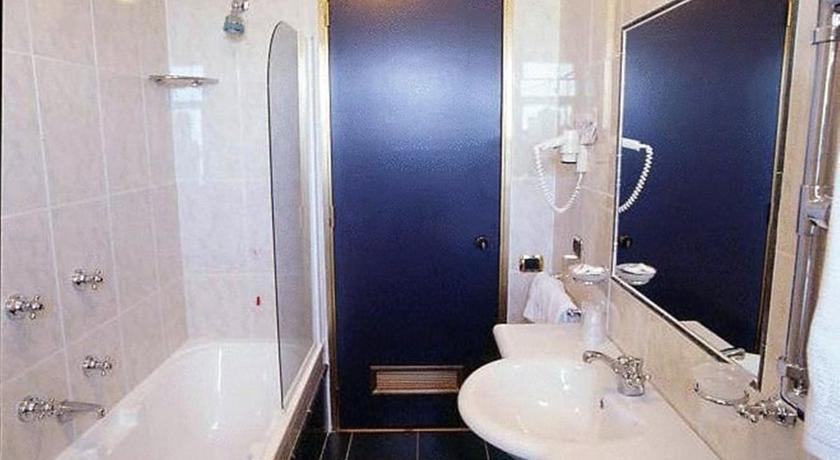 Bagno privato in camera con doccia ad Anzio 