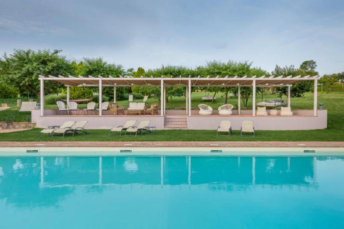 Piscina panoramica resort sul Lago Trasimeno 