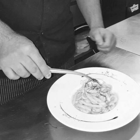 Preparazione primo piatto all'albergo di Lecce
