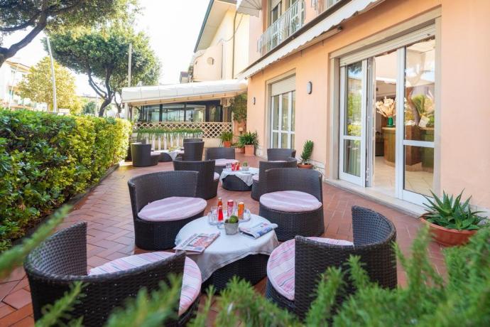 Aperitivo nel patio esterno dell'albergo Lido-di-Camaiore 