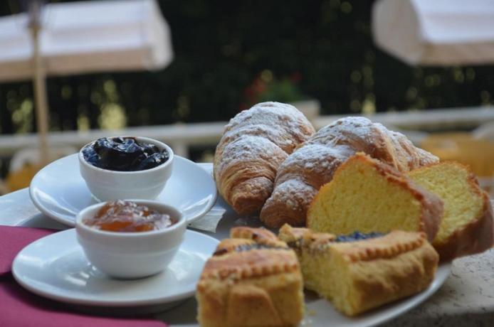 Prima Colazione dolce servita all'esterno 