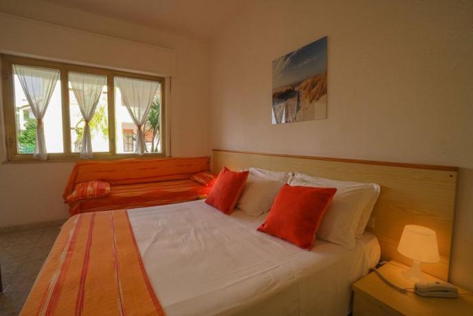 Camera-matrimoniale con divano-letto hotel-residence sellia-marina