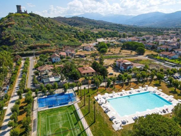 Villaggio 4****con Piscina e Campi Sportivi