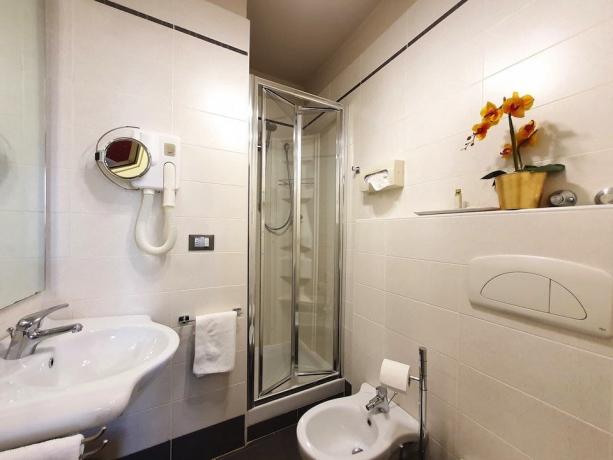 Bagno privato con doccia e asciugamani Arezzo