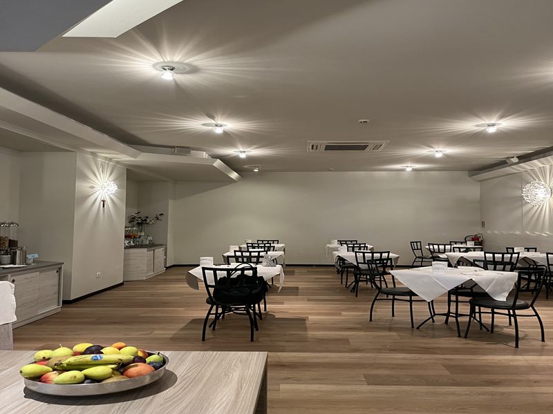 Sala colazioni Hotel 3 stelle vista mare Fano