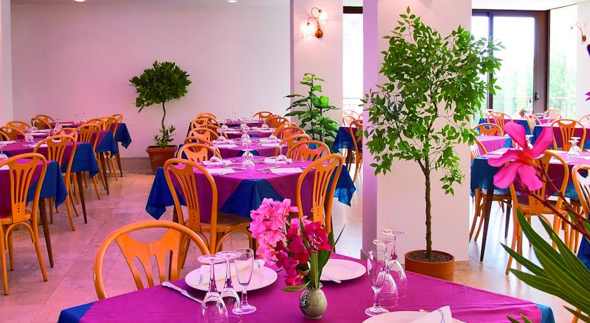 Ristorante con Buffet e Aria condizionata