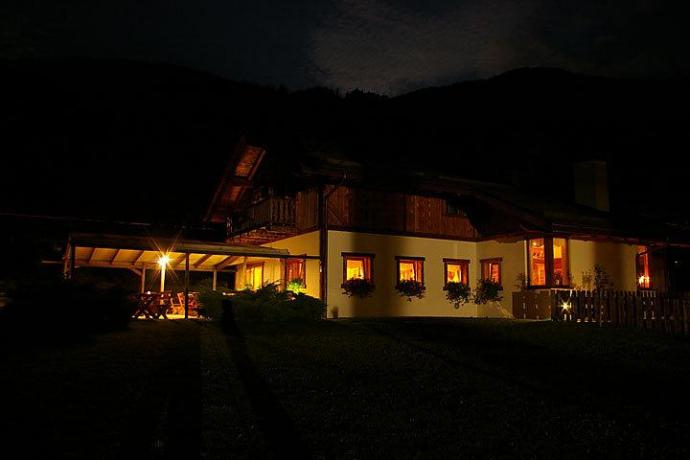 Veduta agriturismo in notturna a Giustino vicino Pinzolo