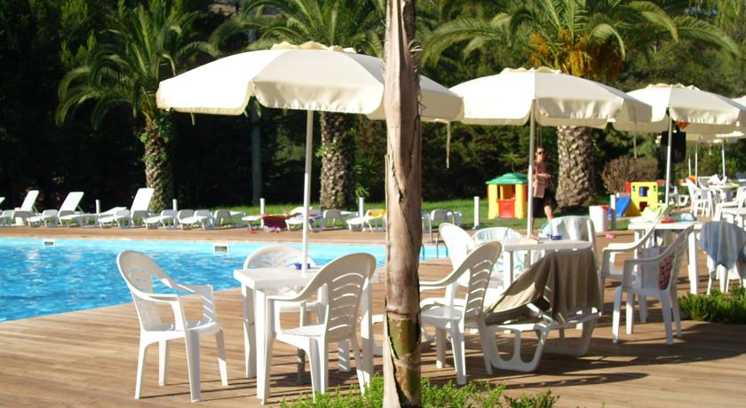 Ping Pong e Solarium con sdraio e ombrelloni