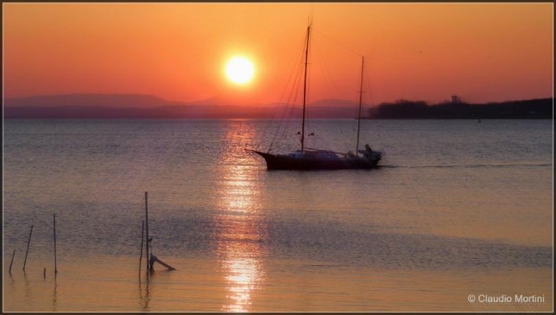 Tramonto sul Lago Trasimeno, Barca