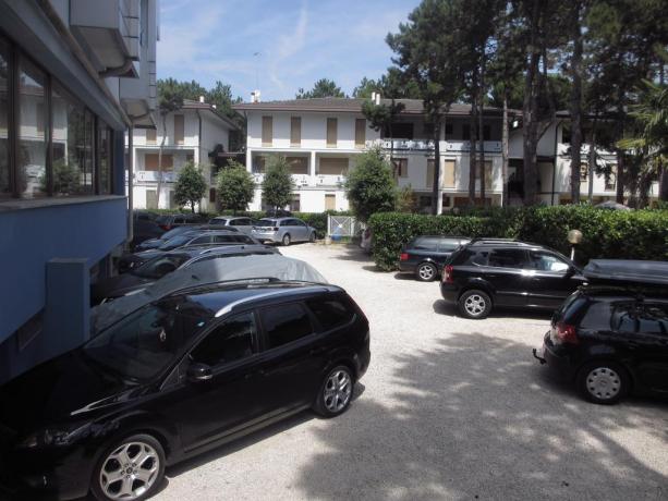 Parcheggio privato disponibile in loco albergo a Bibione 