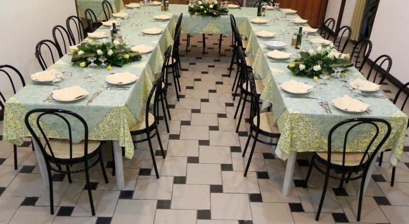 sala ristorante con cucina tipica sarda
