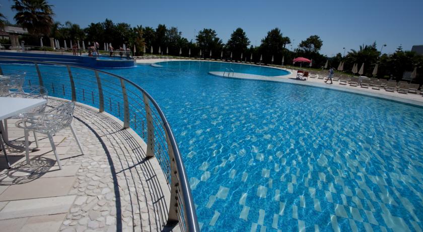 Resort con Piscina e Miniclub vicino Ostuni