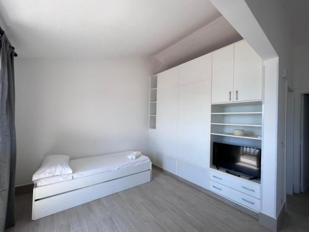 soggiorno con divano letto in appartamento trilocale