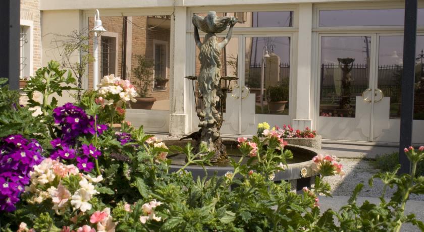 giardini e statue all'esterno della villa Ravenna