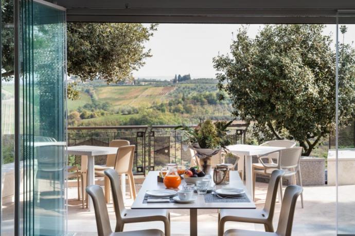 Agriturismo a San Gimignano, ristorante vista sul verde