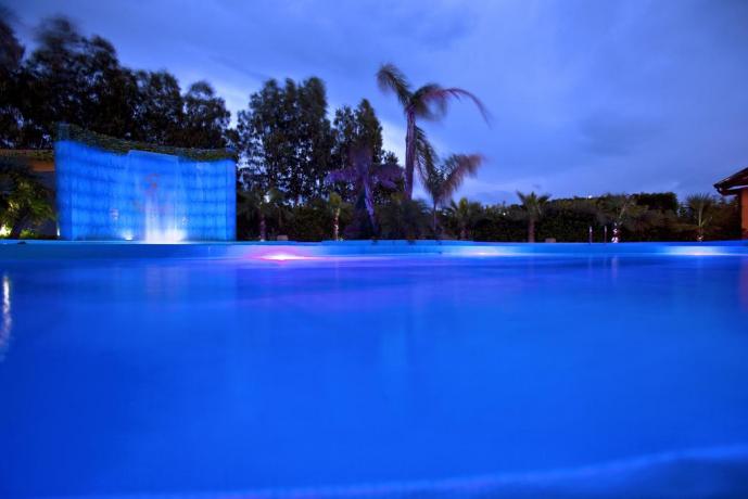 Piscina con cascata cervicale hotel 4stelle Battipaglia 