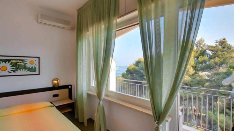 Camera con balcone vista mare 