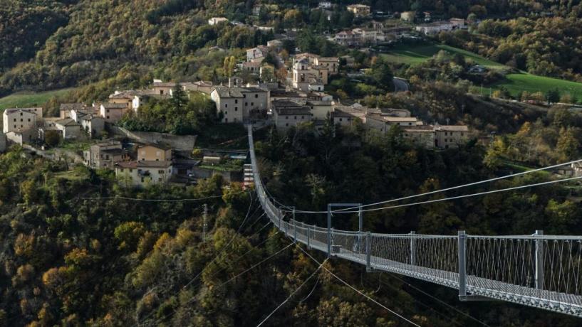 Borghi più belli d'Italia Sellano Ponte tibetano