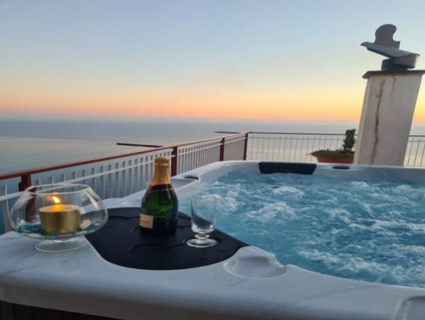 Vasca Jacuzzi al Tramonto in Casa vacanza 