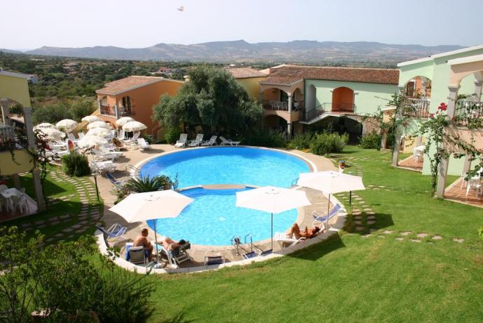 vista dall'alto piscina adulti, bambini in residence 