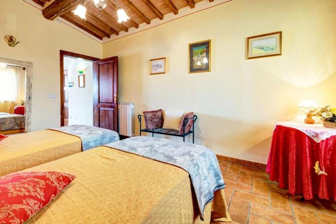 camera con bagno e cucina in casale ronzano