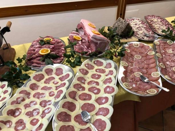 Albergo con Ristorante tipico ideale per-Coppie-Bosco