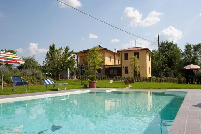 piscina-attrezzata appartamenti vacanza Cortona Toscana 