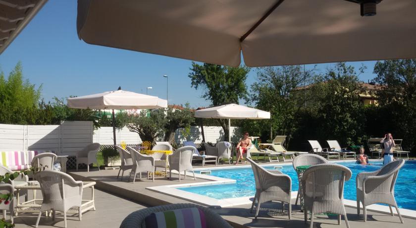 veranda esterna piscina hotel 4 stelle ravenna
