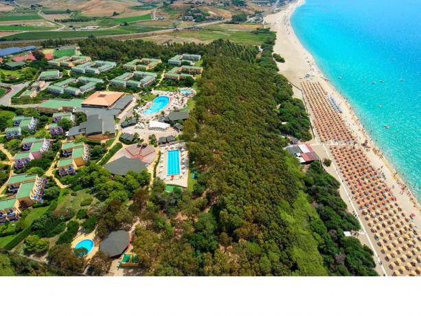 Villaggio Turistico a 300 mt. dal Mare con Piscine, Animazione, Ristorante, Impianti Sportivi e Spiaggia Privata 