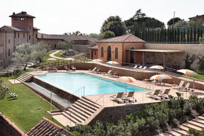 Piscina a sfioro con lettini resort Perugia 