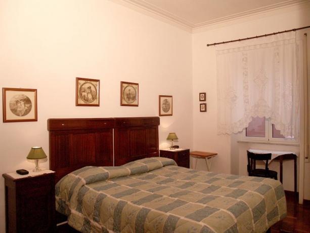 Camera matrimoniale con finestra B&B di Roma