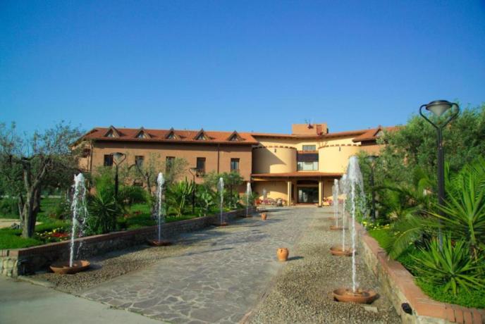 Villaggio immerso nel parco con ulivi,agrumi,eucalipti