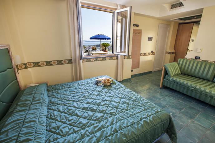 Camera matrimoniale vista mare albergo Ischia