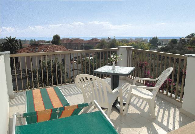 Balcone con tavolo e sdraio hotel3stelle Imperia
