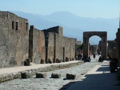The street -La via dell'abbondanza- in Pompei