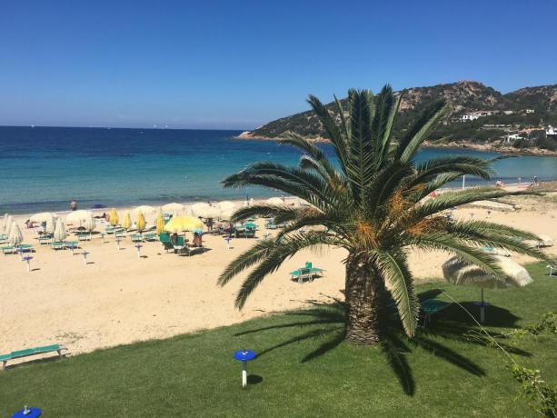 spiaggia vicino all'hotel lo smeraldo 