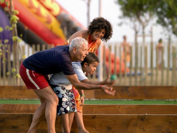 Campi da bocce in sintetico con illuminazione notturna 