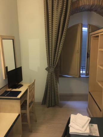 Camera hotel3stelle tv armadio centro Assisi umbria