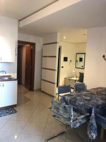 Sala da pranzo con tavolo appartamento-vacanza Polignano-a-Mare 5persone