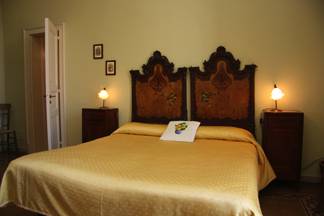 Elegante letto matrimoniale