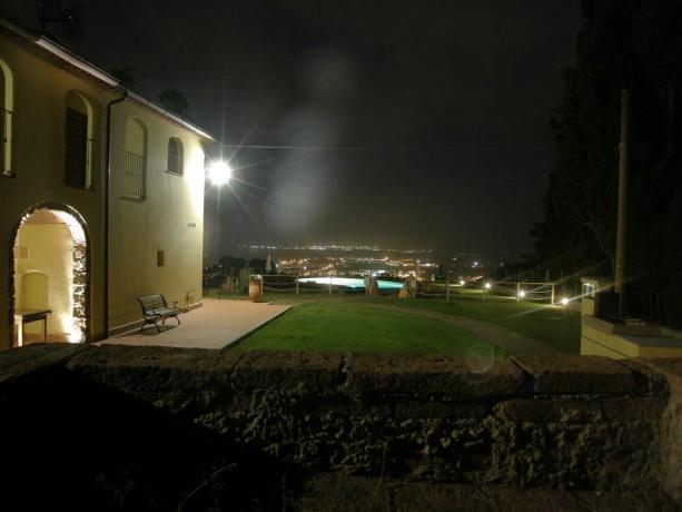 Piscina esterna illuminata con Belvedere